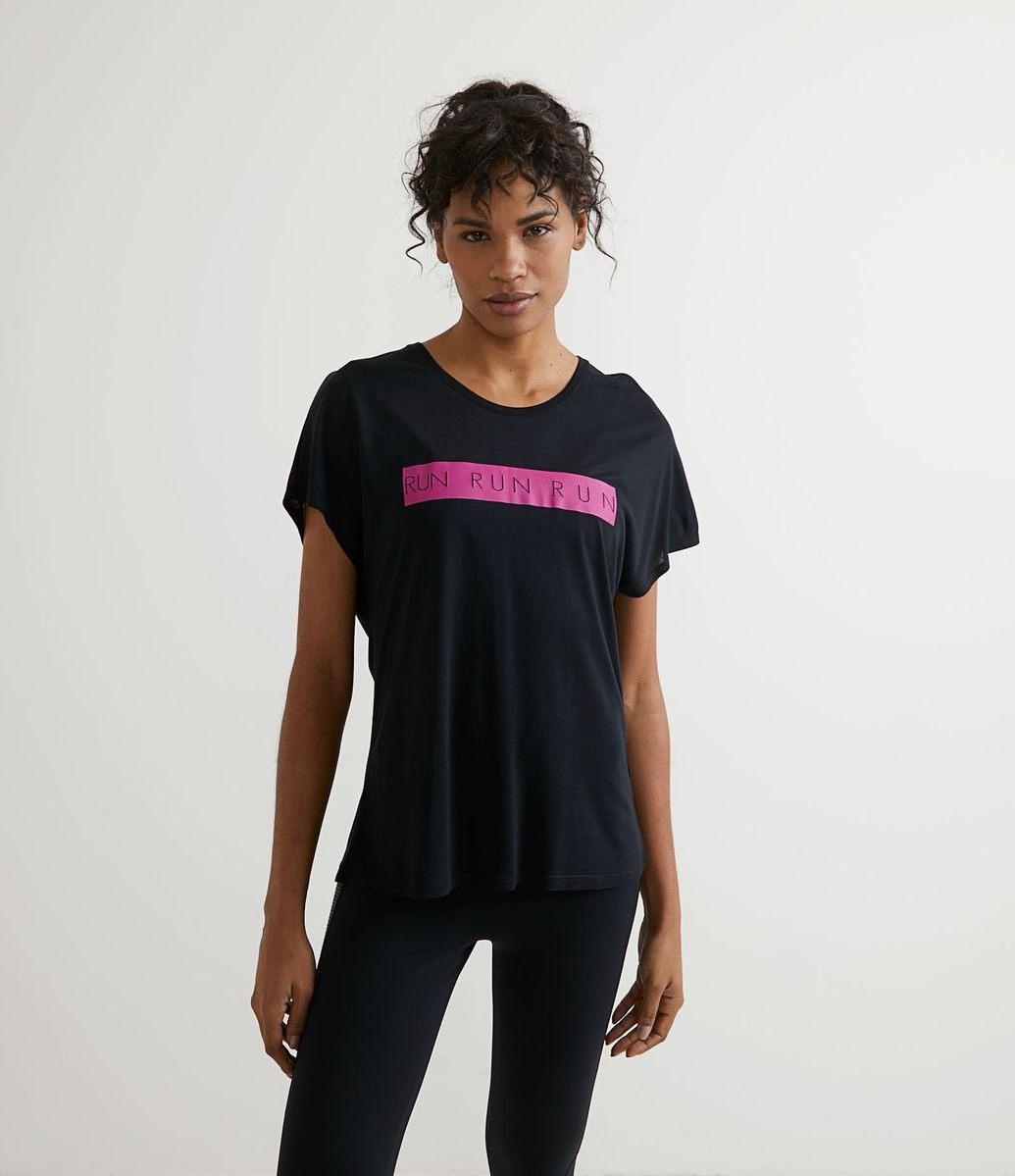 Camiseta Esportiva em Viscose Estampa Localizada RUN RUN RUN Menor preço em Camiseta Esportiva em Viscose Estampa Localizada RUN RUN RUN
