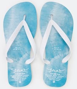 Chinelo de Dedo com Lettering Caligráfico e Estampa Tie Dye