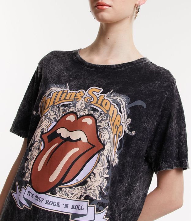 Camiseta Alongada em Algodão Marmorizado com Estampa Rolling Stones Preto 4