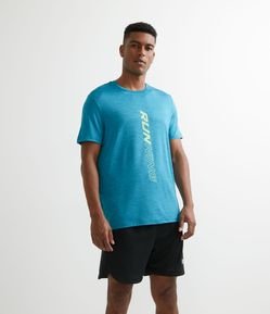 Camiseta Esportiva com Lettering Refletivo e Proteção UV