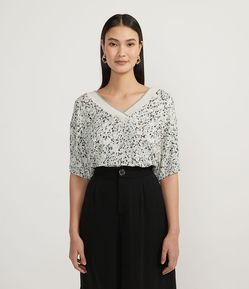 Blusa Manga Curta com Decote V Contrastante