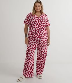 Pijama Longo em Viscose com Estampa de Coraçõezinhos Curve & Plus Size