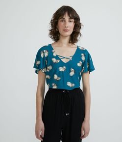 Blusa Manga Curta com Detalhe no Decote e Estampa Borboletas
