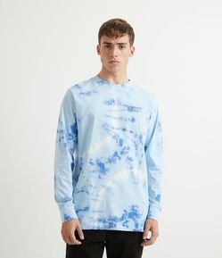 Camiseta Manga Longa Tie Dye com Estampa em Lettering