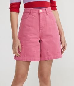 Bermuda em Sarja Alongada com Bordado de Mini Corações e Botão Madre Pérola