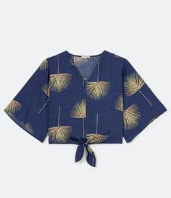 Blusa Manga 3/4 em Viscose com Decote V e Estampa de Folhagem