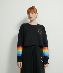 Blusão Fechado Cropped em Moletom com Estampa Frontal e Listras nas Mangas