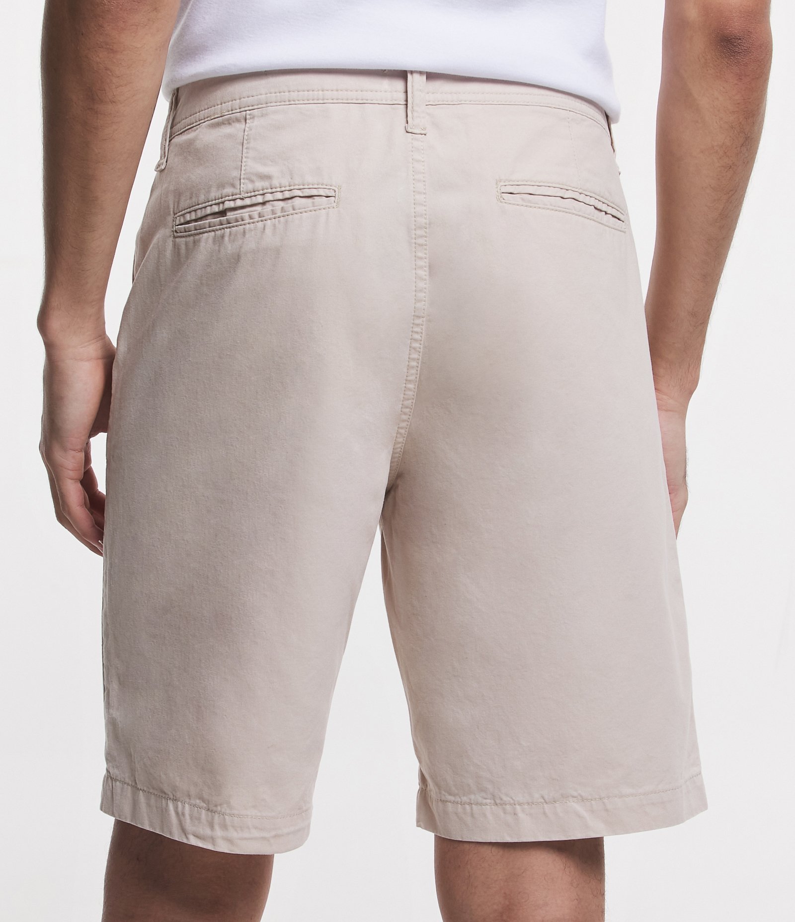 Bermuda Reta em Sarja com Bolso Bege Claro 4