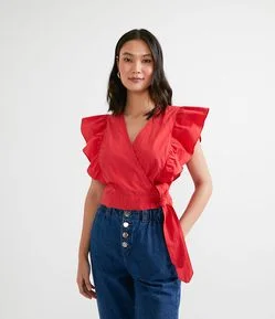 Blusa sem Manga em Tricoline Transpassado com Babados no Ombro e Amarração na Cintura