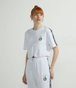 Blusa Cropped Manga Curta em Moletinho Estampa Pride 