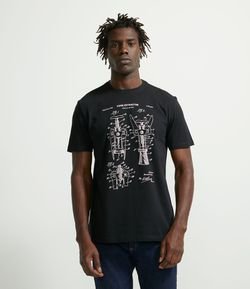 Camiseta Manga Curta em Algodão Estampa Localizada Patente Saca Rolhas