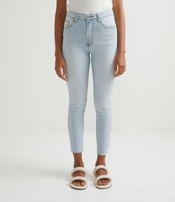 Calça Skinny em Jeans com Mini Puídos e Barra Corte a Fio