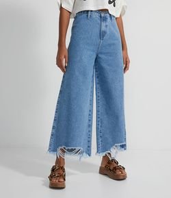 Calça Pantacourt Jeans com Puídos na Barra