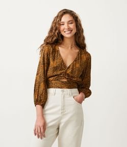 Blusa em Viscose com Manga 3/4 Amarração e Estampa Anima Print Oncinha