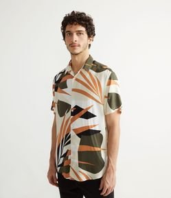 Camisa Manga Curta em Viscose Estampa Folhagem Blocado