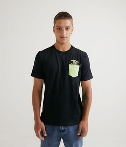 Camiseta Manga Curta Estampa Baby Yoda Brilha no Escuro