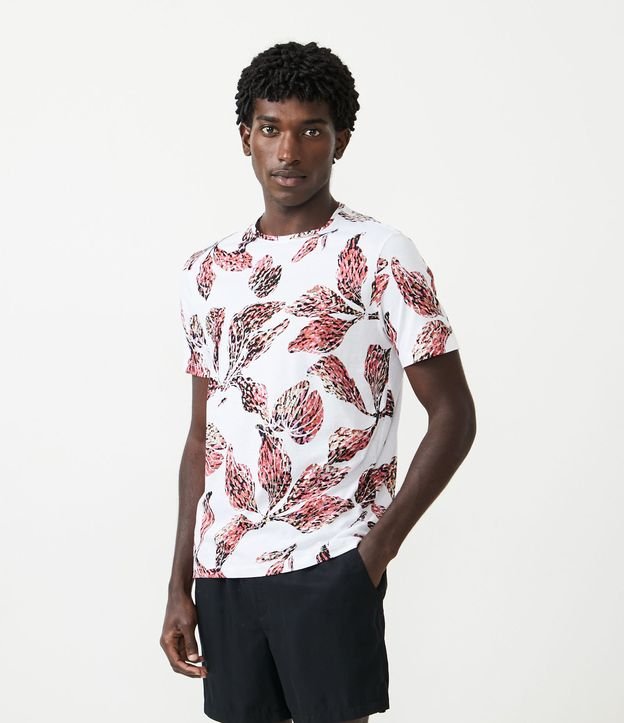 Camiseta Slim em Algodão com Estampa Botânica em Pontilismo - Cor: Branco Neve - Tamanho: P