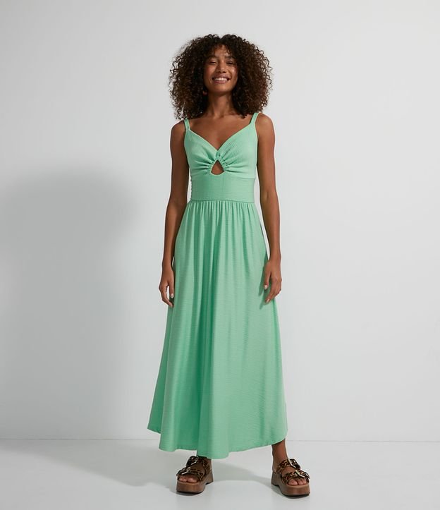 Vestido Midi em Viscose com Texturizada com Abertura no Busto