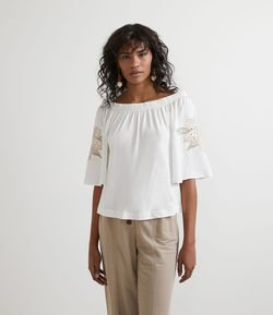 Blusa Bata Ombro a Ombro em Viscose com Bordado de Flor