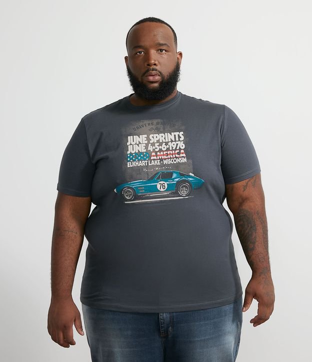 Camiseta Manga Curta com Estampa Carro Corrida - Plus Size - Cor: Cinza Médio - Tamanho: G3