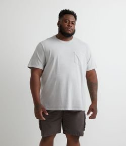 Camiseta em Algodão Lavado com Bolso Frontal - Plus Size