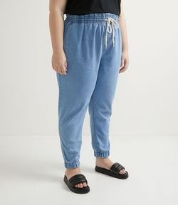 Calça Jogger Jeans com Amarração no Cós Curve & Plus Size