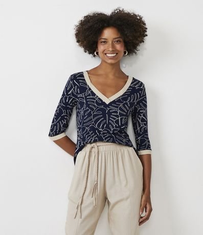 Blusa em Viscose com Estampa de Folhagem Decote V e Manga 3/4 Menor preço em Blusa em Viscose com Estampa de Folhagem Decote V e Manga 3/4
