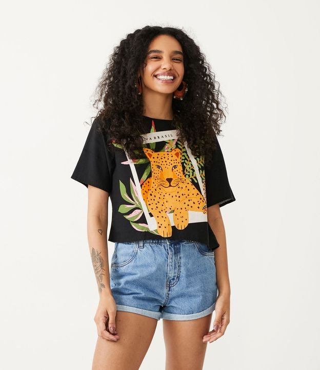 Blusa Cropped em Viscolinho com Estampa Frontal de Folhagem e Onça