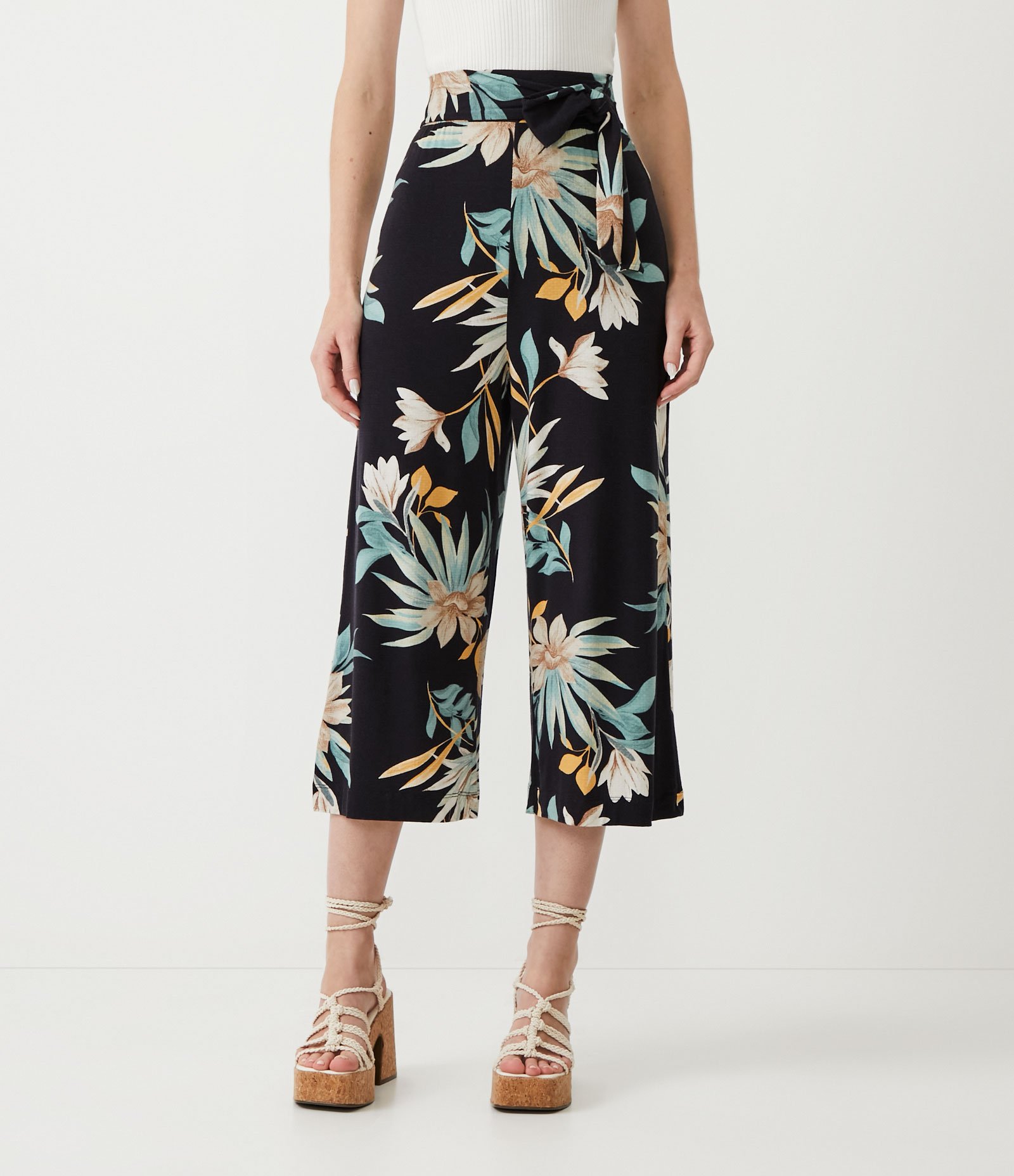 Calça Pantaocurt em Viscose com Estampa Floral e Cinto Faixa Preto 2