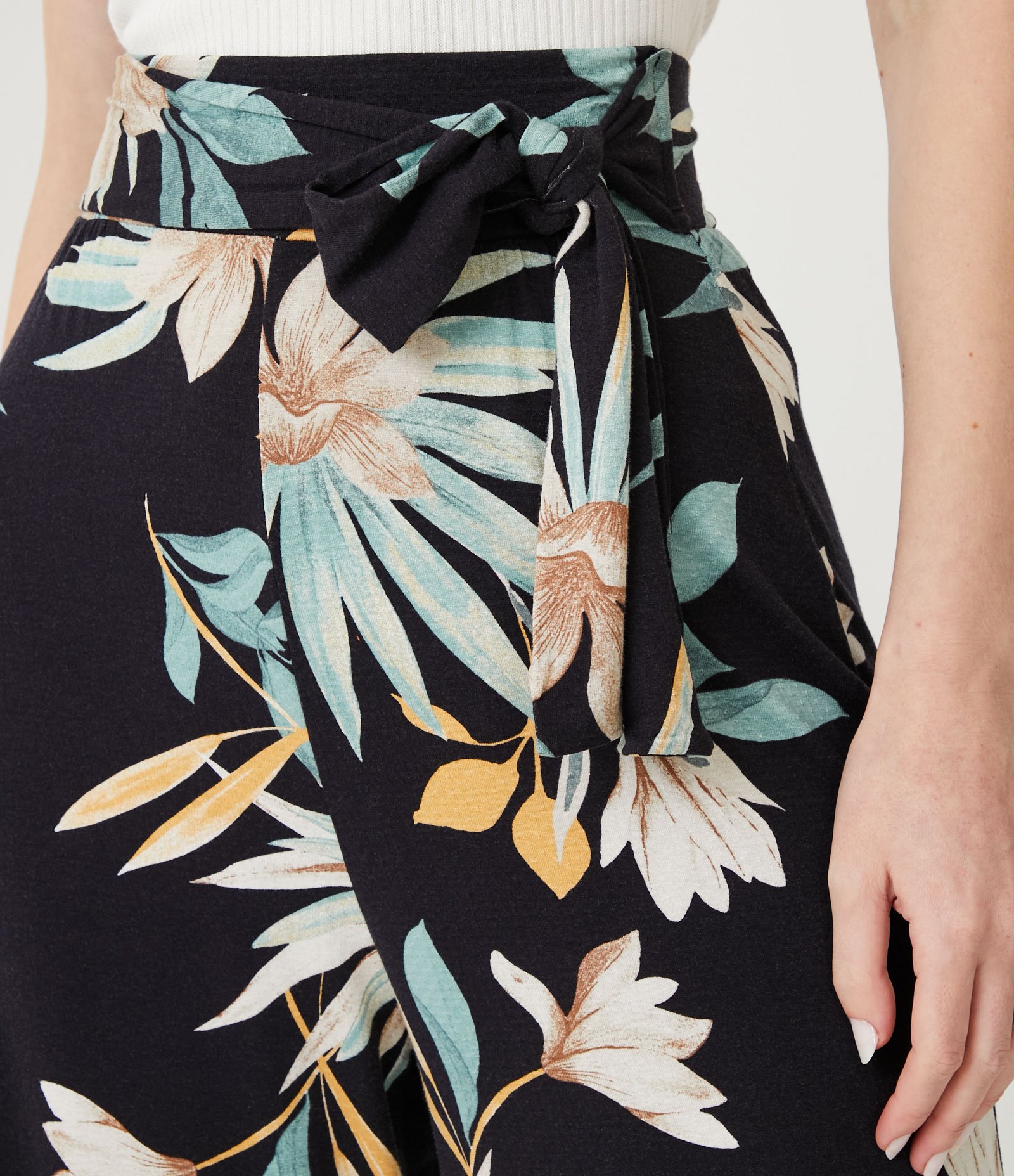 Calça Pantaocurt em Viscose com Estampa Floral e Cinto Faixa Preto 4