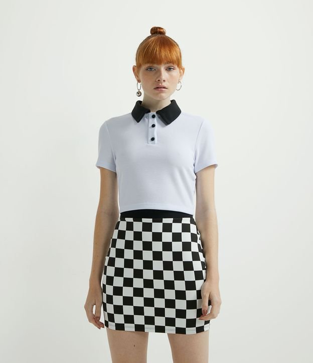 Blusa Cropped com Gola Polo Manga Curta e Botões Contrastantes