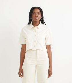 Camisa Cropped em Sarja com Barra e Mangas Desfiadas