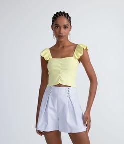 Blusa Regata Cropped em Tricô com Babado na Alça e Franzido Frontal