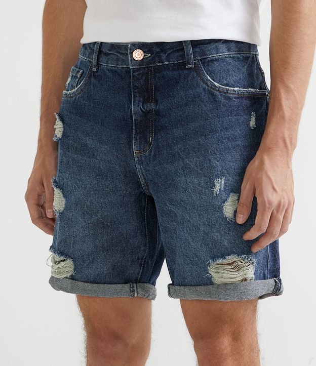 Bermuda Slim em Jeans com Puídos e Barra Dobrada