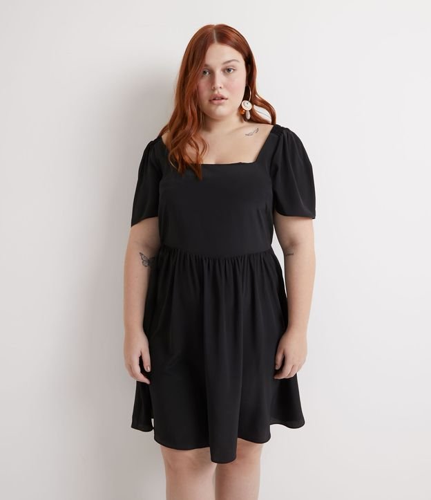 Vestido Curto em Crepe com Manga Curta Bufante Curve & Plus Size