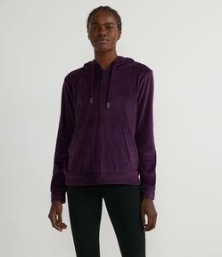 Jaqueta Esportiva Básica em Plush com Capuz e Bolso Embutido