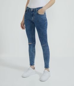 Calça Skinny em Jeans com Navalhas nos Joelhos