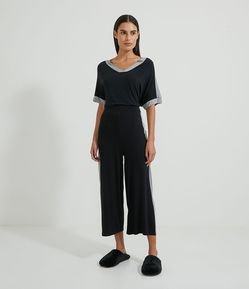 Pijama  em Viscolycra com Blusa Manga Curta e Calça co Recortes