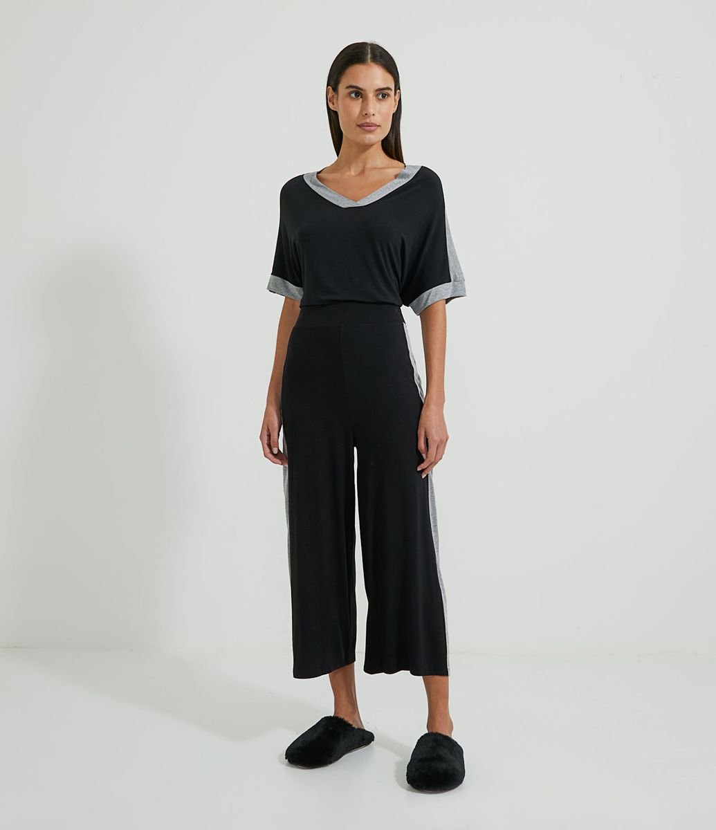 Pijama em Viscolycra com Blusa Manga Curta e Calça co Recortes Menor preço em Pijama em Viscolycra com Blusa Manga Curta e Calça co Recortes