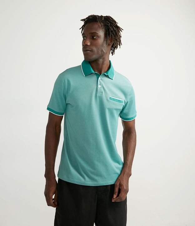Polo Regular em Malha Piquet com Bolso Embutido e Friso Contrastante