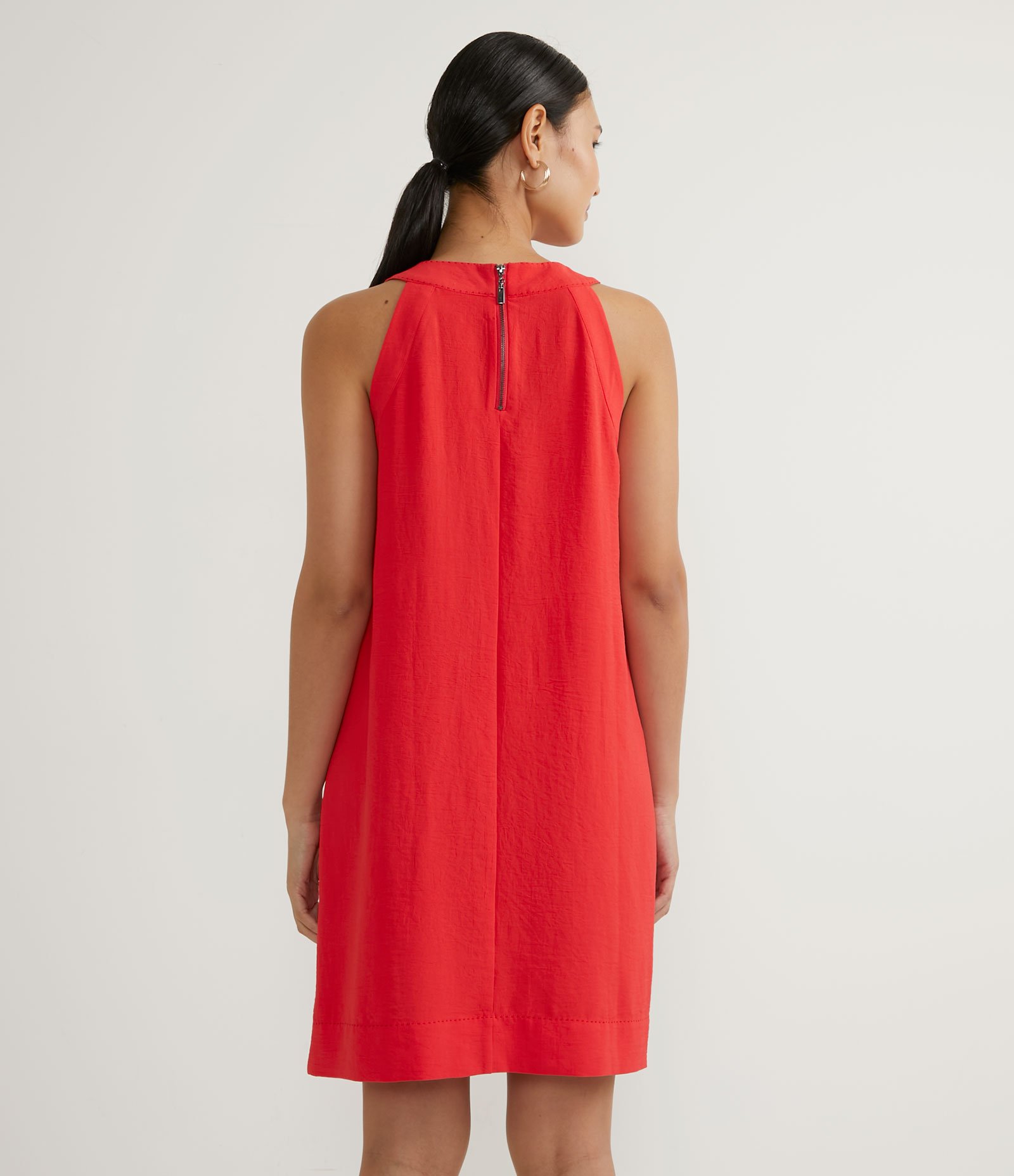 Vestido Curto com Gola Halter e Pesponto no Decote 2