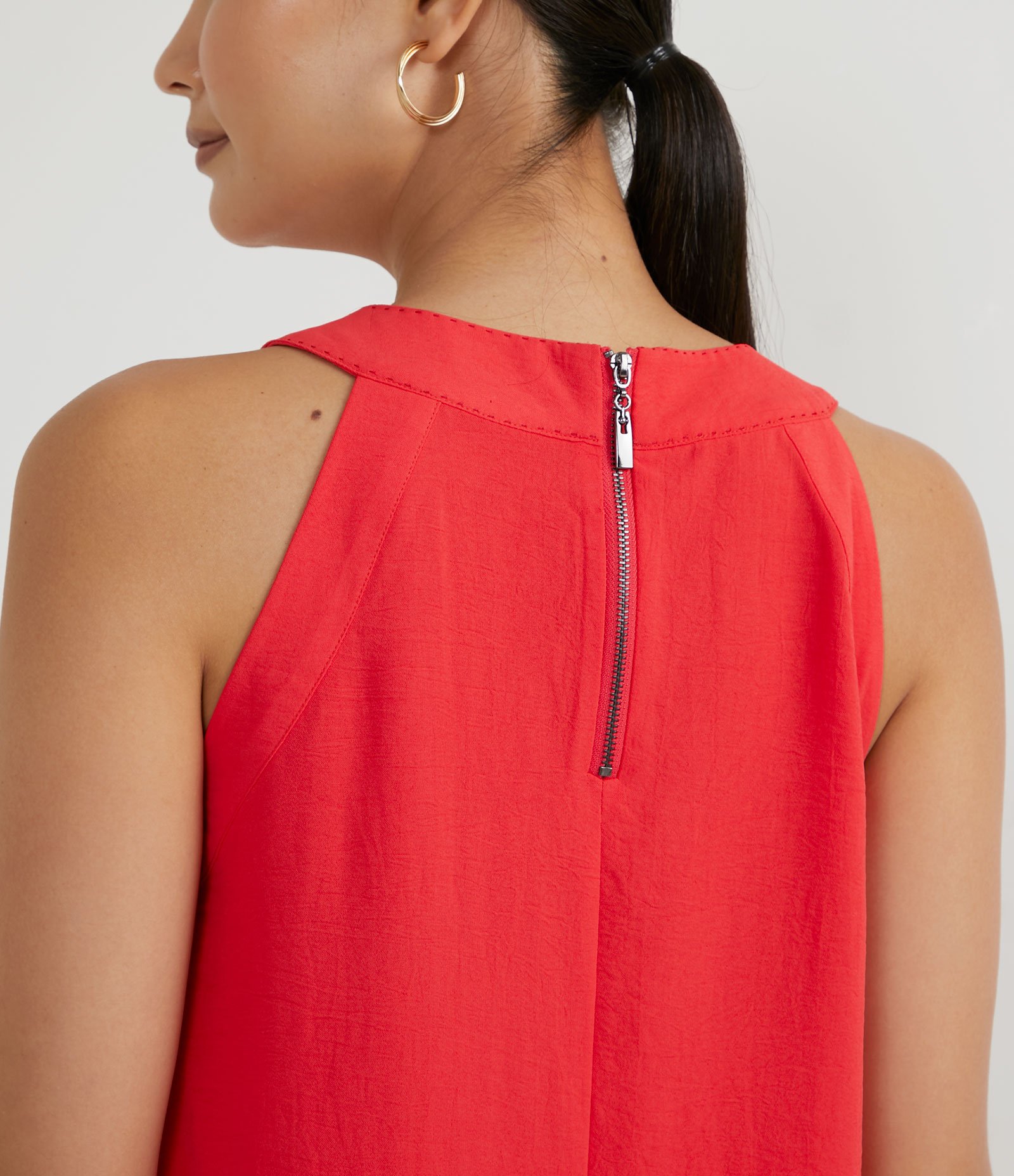 Vestido Curto com Gola Halter e Pesponto no Decote 5