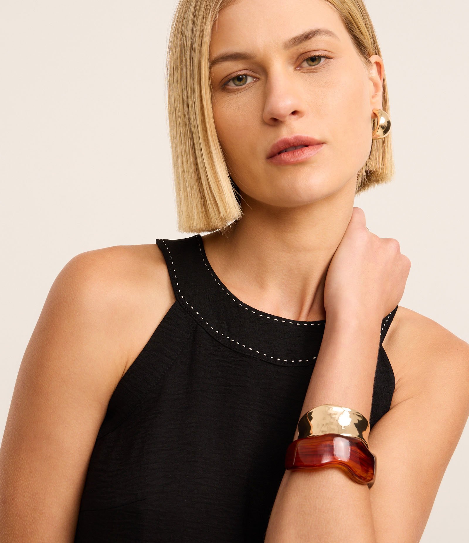 Vestido Curto com Gola Halter e Pesponto no Decote Preto 3