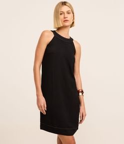 Vestido Curto com Gola Halter e Pesponto no Decote