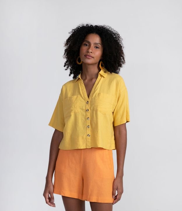Camisa Manga Corta em Viscolino con Bolsillos y Botones Contrastante Amarillo 1