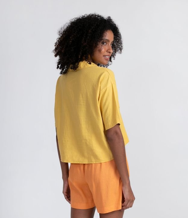Camisa Manga Corta em Viscolino con Bolsillos y Botones Contrastante Amarillo 2