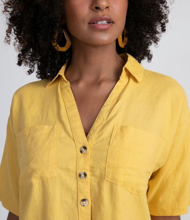 Camisa Manga Corta em Viscolino con Bolsillos y Botones Contrastante Amarillo 3