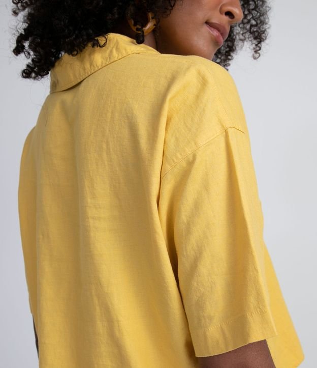 Camisa Manga Corta em Viscolino con Bolsillos y Botones Contrastante Amarillo 4