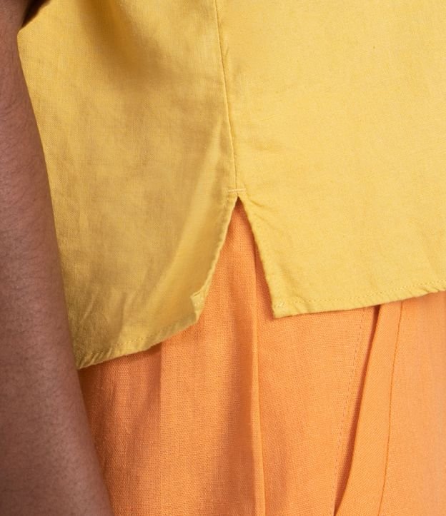 Camisa Manga Corta em Viscolino con Bolsillos y Botones Contrastante Amarillo 5