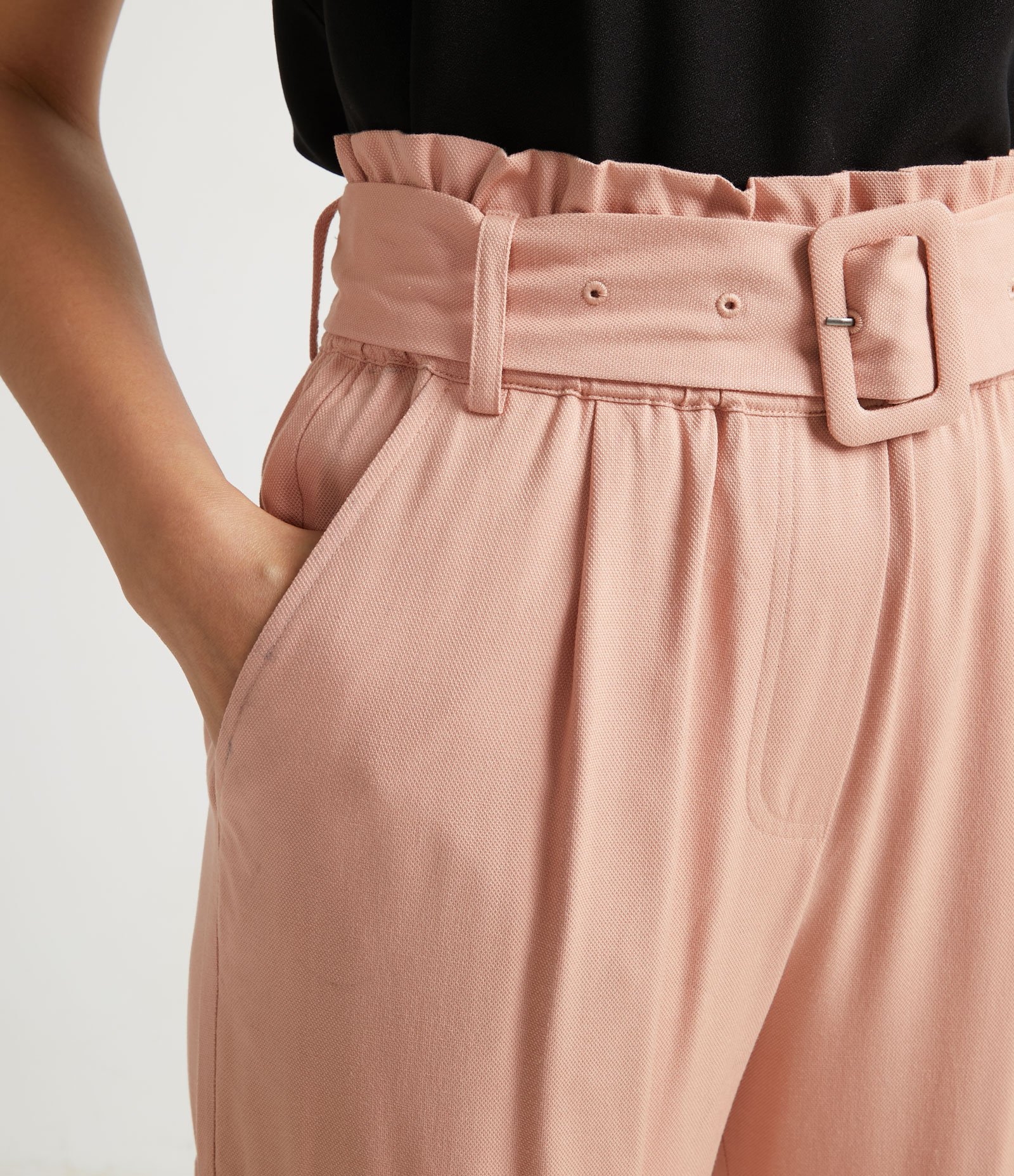 Calça Clochard em Viscose com Bolsos Cargo e Cinto Fivela Forrado Rosa 3